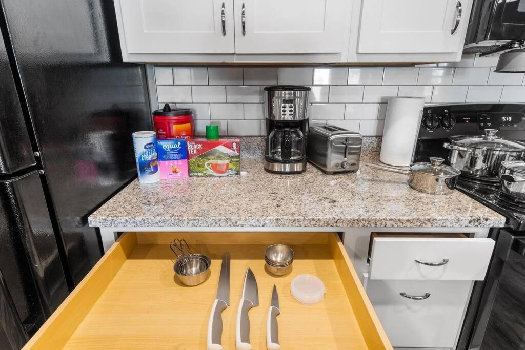 Elegant 2 Bedroom/2 Bath Condo With All Amenities เมลเบิร์น ภายนอก รูปภาพ